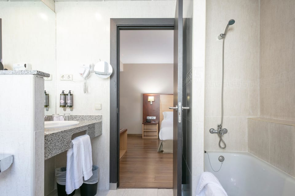 Double Room (2 adults, exterior) | Bathroom | Bathtub, free toiletries, hair dryer, bidet