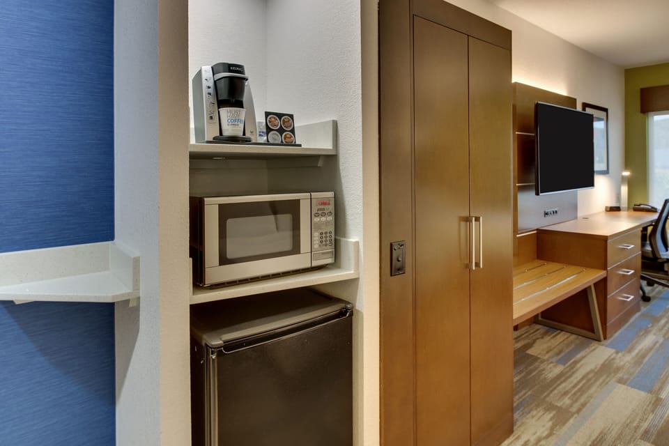 Premium bedding, in-room safe, desk, laptop workspace