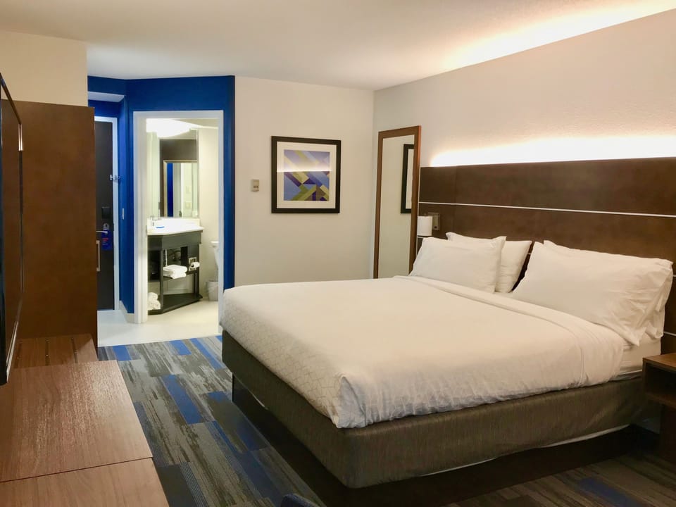 Premium bedding, in-room safe, desk, laptop workspace