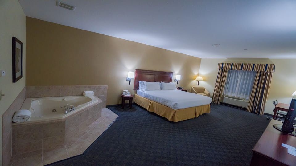 Standard Room, 1 King Bed, Jetted Tub | In-room safe, desk, iron/ironing board, rollaway beds (free)