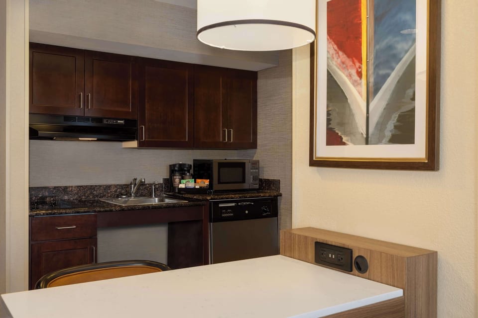 Full-size fridge, microwave, stovetop, dishwasher