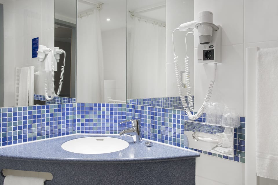 Standard Room | Bathroom | Shower, hair dryer, towels