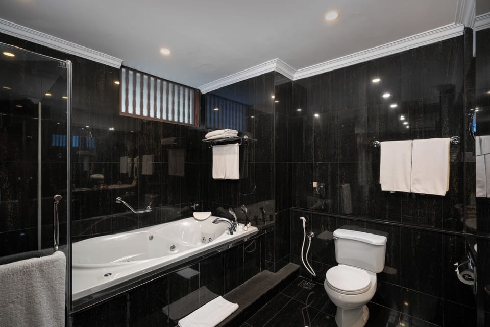 One-Bedroom River Suite | Bathroom | Combined shower/tub, free toiletries, towels, soap