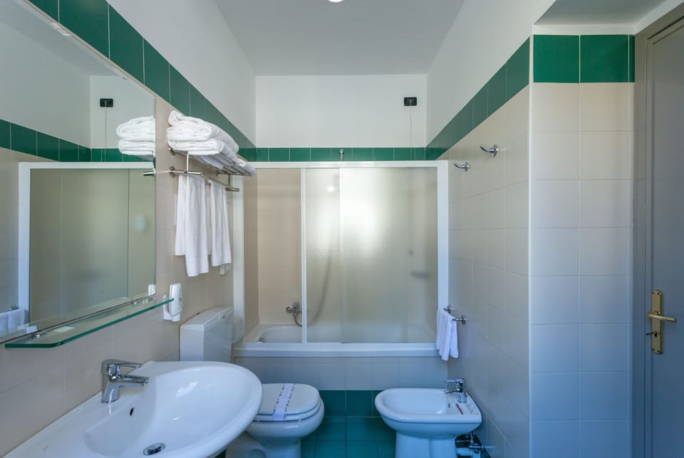 Triple Room | Bathroom | Combined shower/tub, rainfall showerhead, hair dryer, towels
