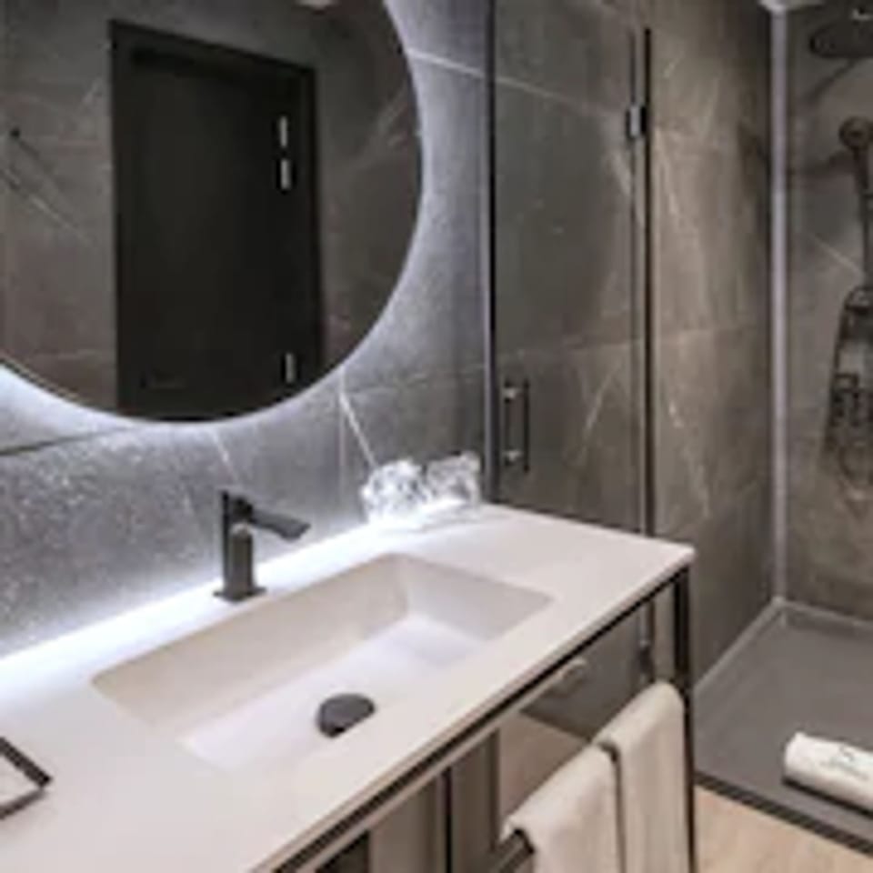 Combined shower/tub, free toiletries, hair dryer, bathrobes