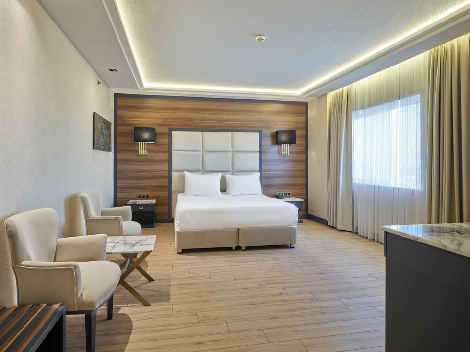 Egyptian cotton sheets, premium bedding, minibar, in-room safe
