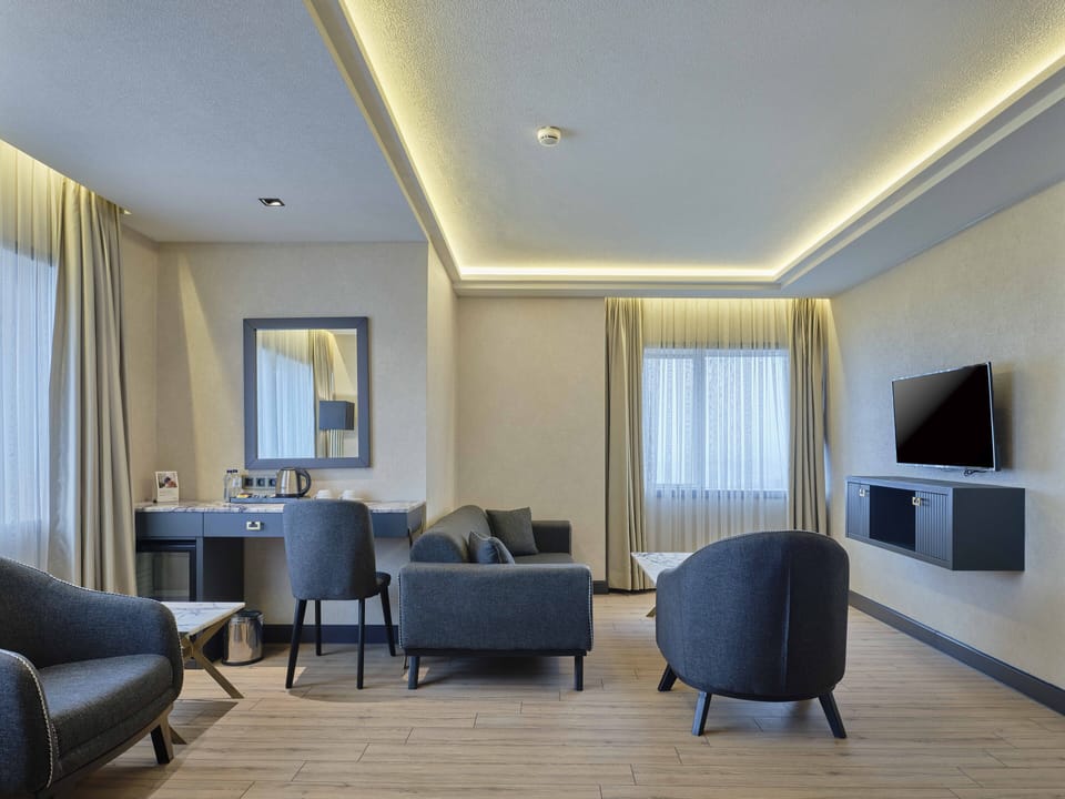 Junior Suite, 1 Bedroom | Living area | 90-cm LCD TV with satellite channels