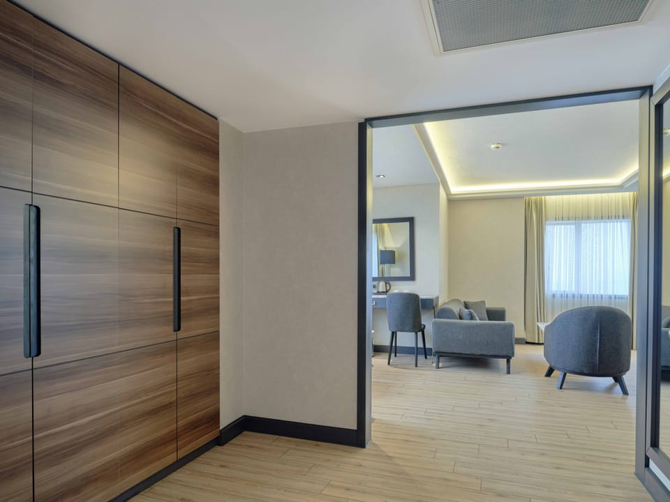 Junior Suite, 1 Bedroom | Living area | 90-cm LCD TV with satellite channels