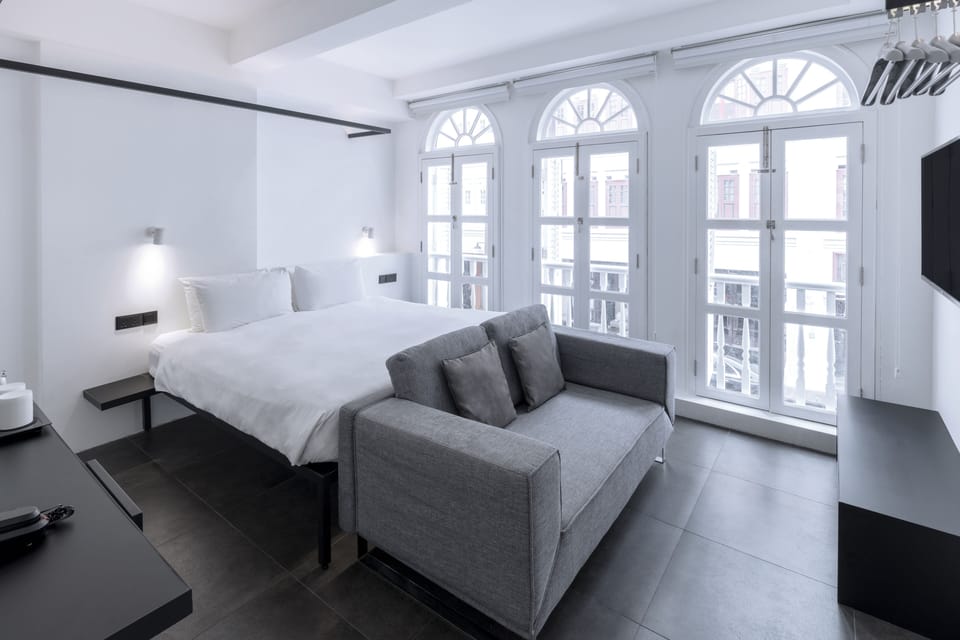 Studio King with Sofa | Premium bedding, in-room safe, desk, WiFi (free)