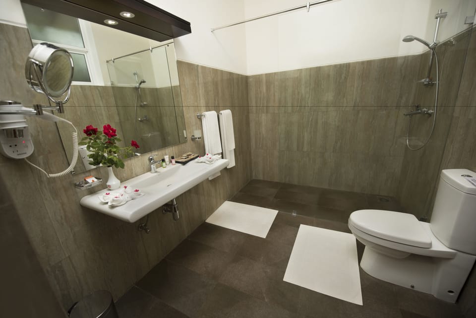 Deluxe Room | Bathroom | Deep soaking tub, rainfall showerhead, free toiletries, bidet