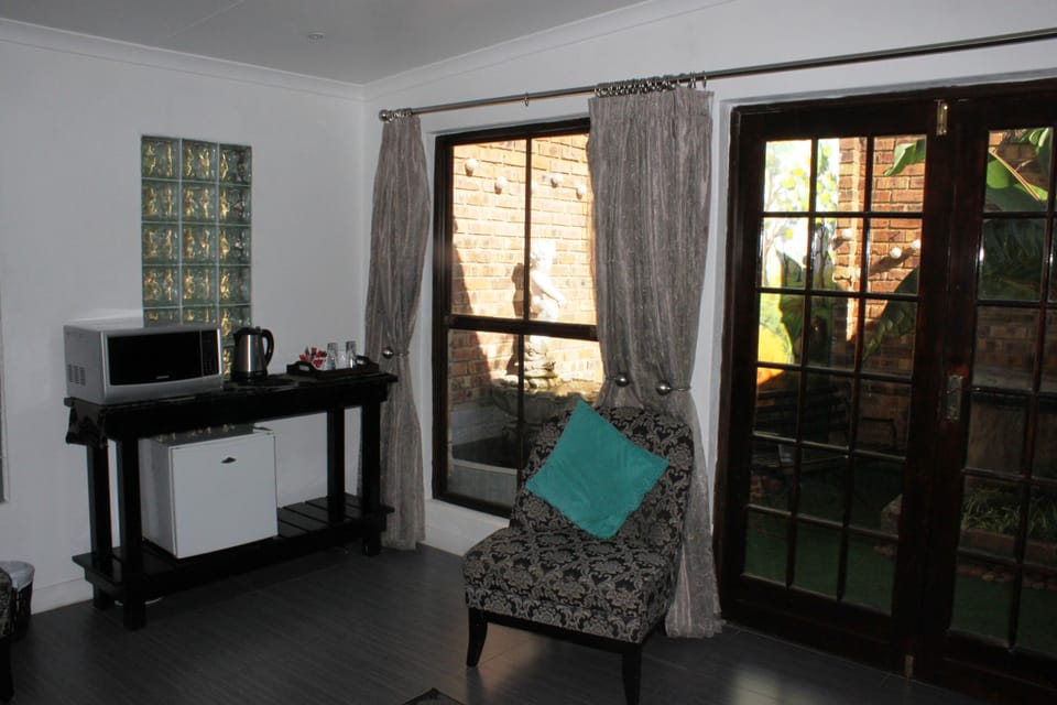 Deluxe Room, 1 Bedroom, Poolside | Private kitchenette | Fridge, microwave, coffee/tea maker, electric kettle