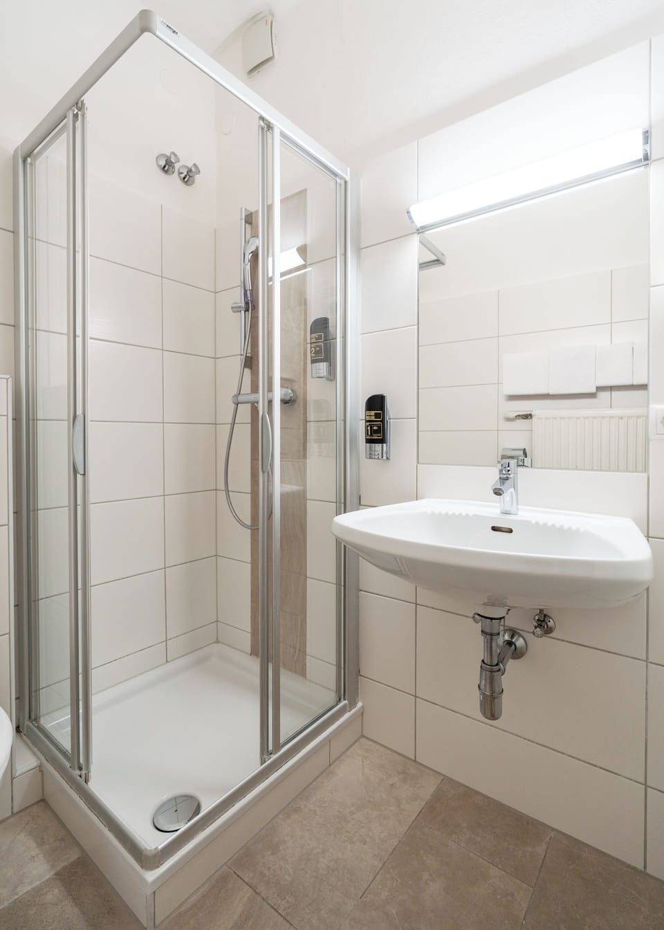 Superior Twin Room | Bathroom | Shower, free toiletries, hair dryer, towels