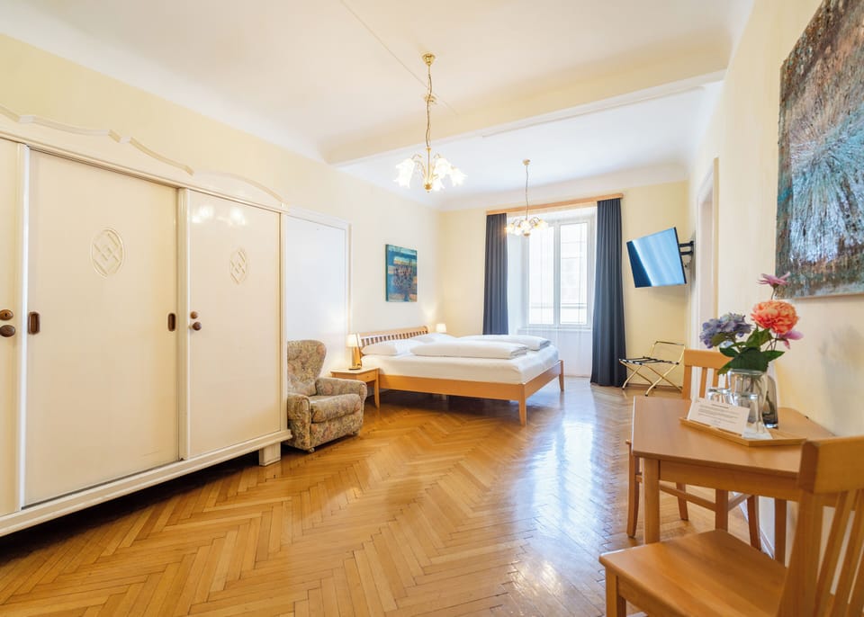 Family Suite | Desk, iron/ironing board, free WiFi, bed sheets