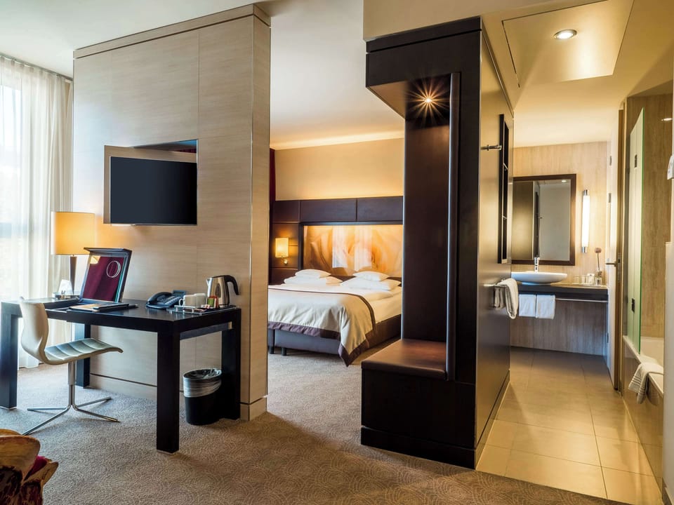 Hypo-allergenic bedding, in-room safe, desk, laptop workspace