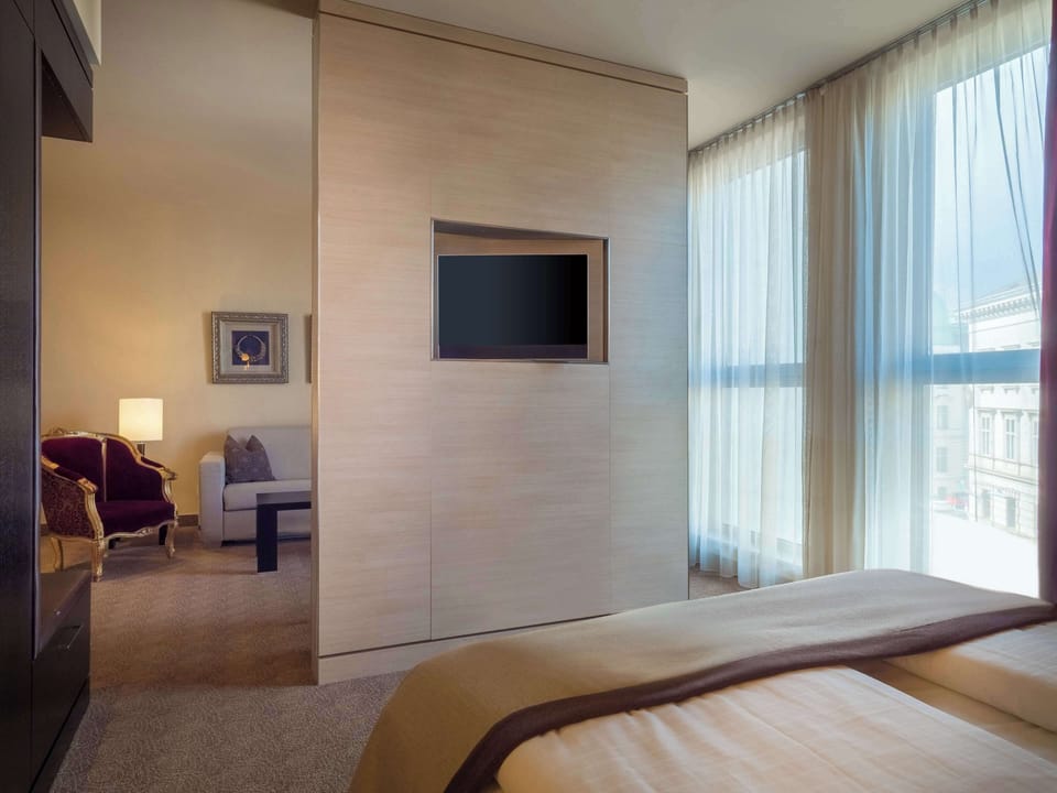 Hypo-allergenic bedding, in-room safe, desk, laptop workspace