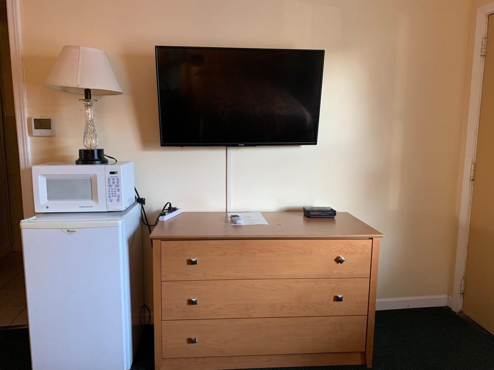 Standard Room, 1 King Bed, Non Smoking | Free WiFi