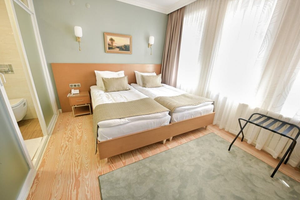 Standard Twin Room | Hypo-allergenic bedding, in-room safe, desk, free cribs/infant beds
