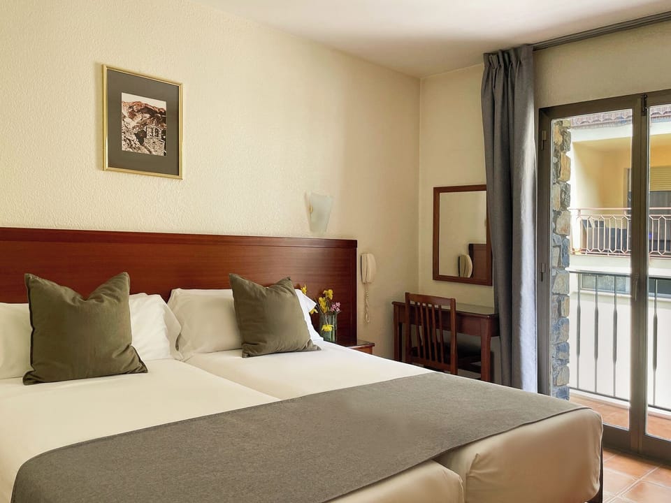 Triple Room | Cribs/infant beds, free WiFi, bed sheets