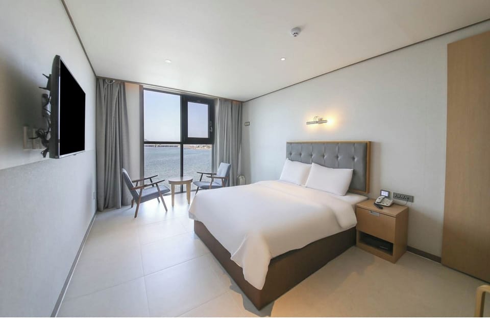 S - Double Ocean | Blackout drapes, soundproofing, free WiFi, bed sheets