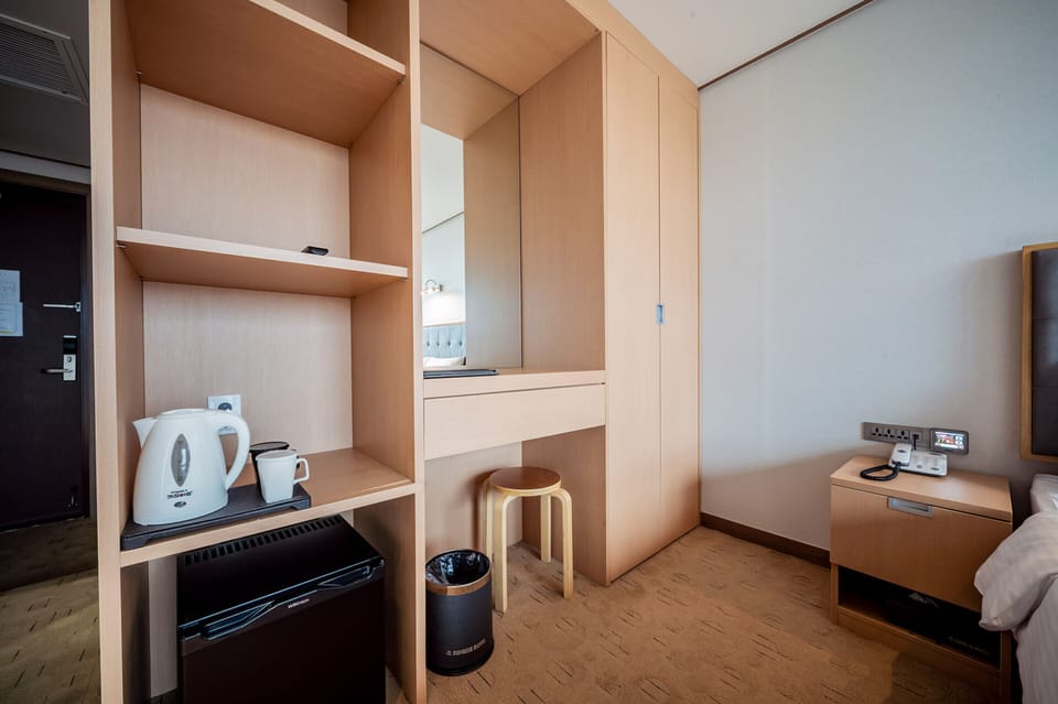 S - Double Mountain | Blackout drapes, soundproofing, free WiFi, bed sheets