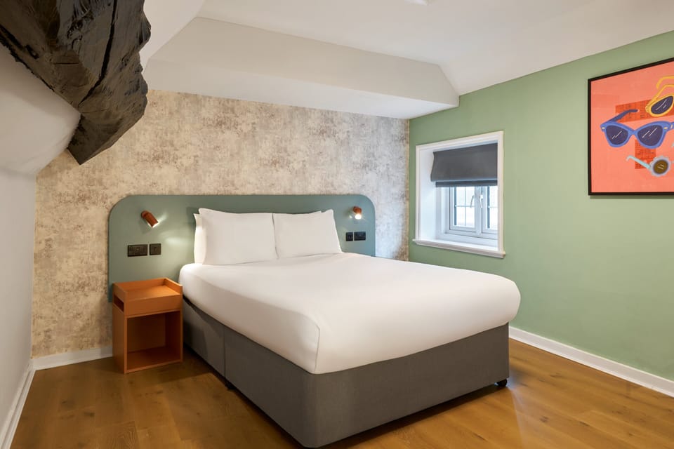 Suite, 1 King Bed with Sofa bed | Desk, WiFi (free), alarm clocks