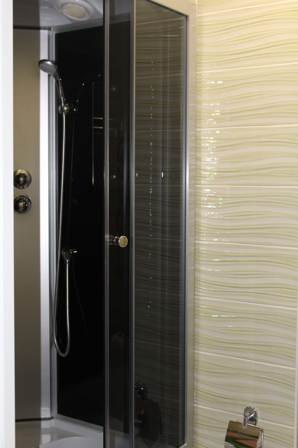 Family Triple Room (Standard) | Bathroom | Shower, free toiletries, hair dryer, towels