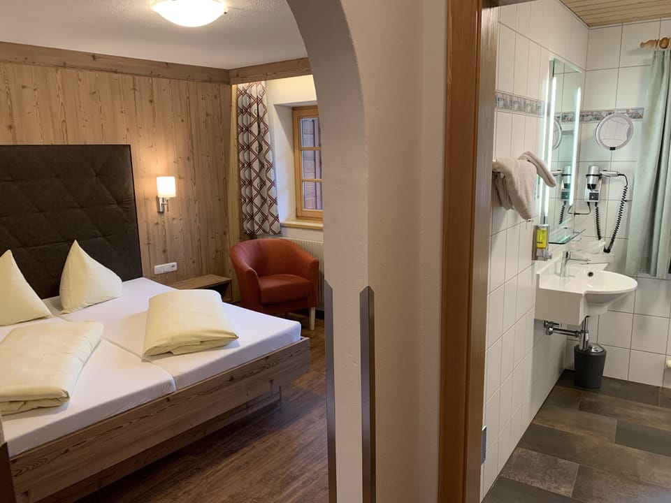 Standard Double Room | Hypo-allergenic bedding, in-room safe, desk, cribs/infant beds