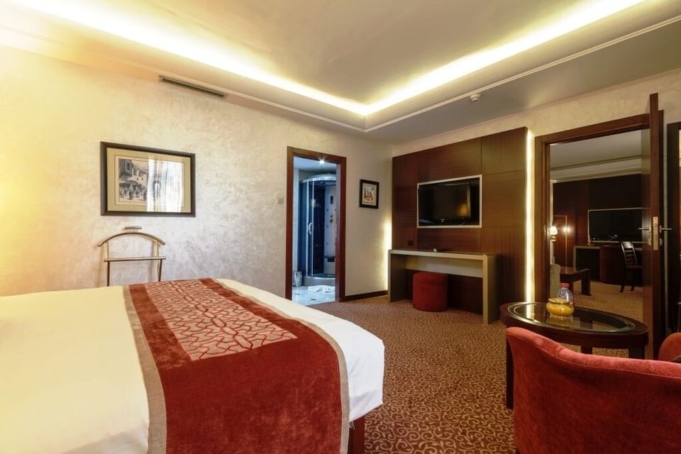 Senior Suite | Premium bedding, minibar, in-room safe, desk