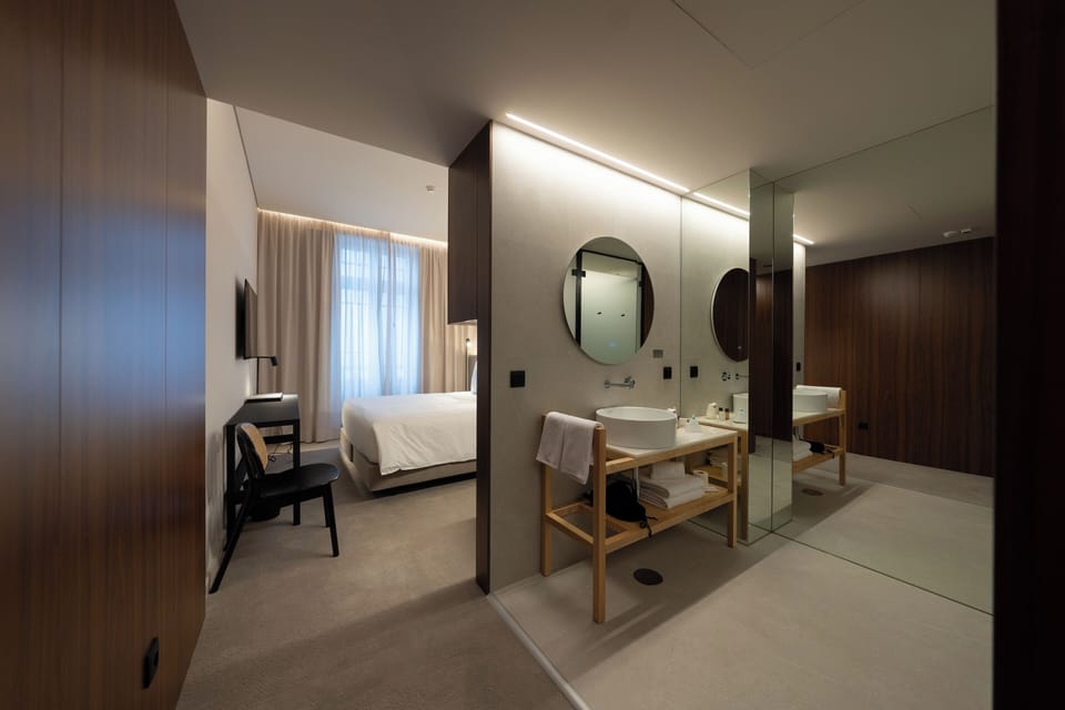 Minibar, in-room safe, desk, free WiFi