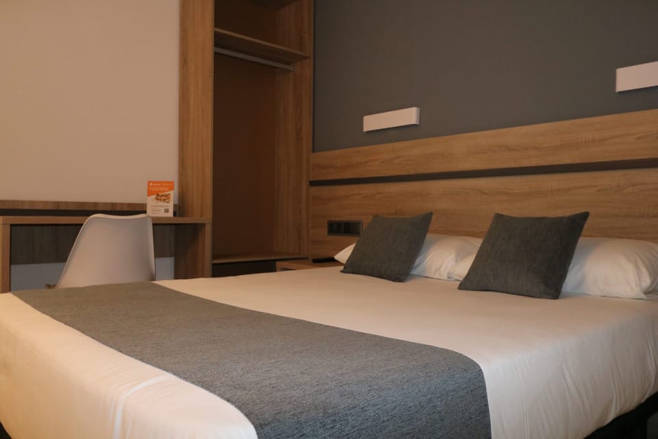 Single Room | Desk, blackout drapes, iron/ironing board, free WiFi