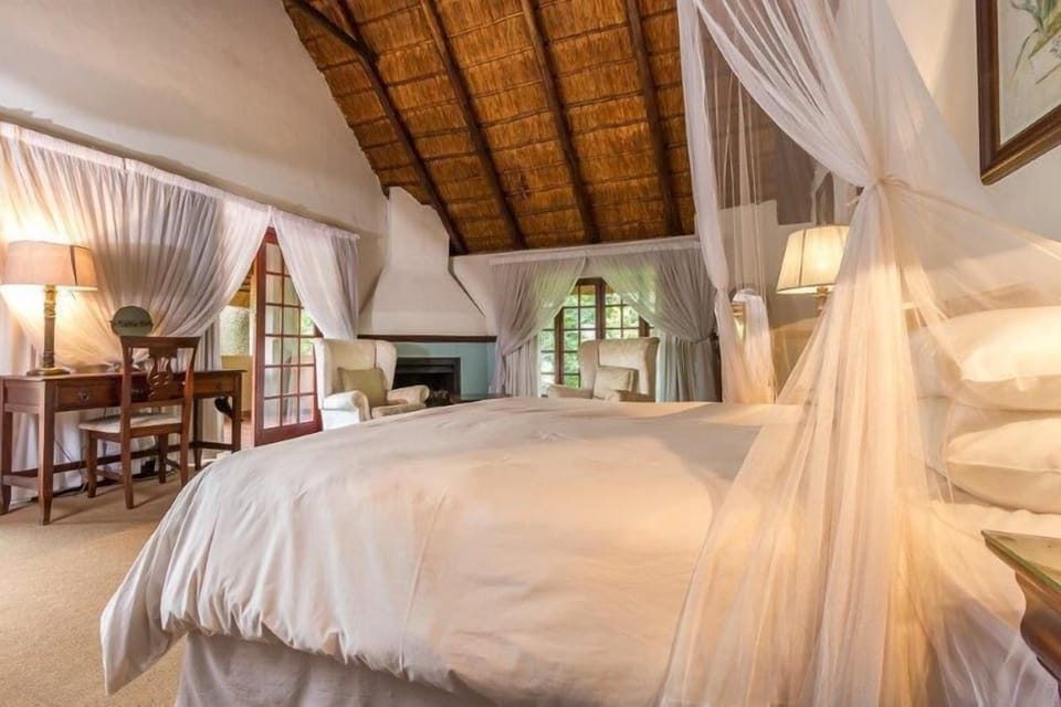 Honeymoon Suite | Desk, blackout drapes, iron/ironing board, free cribs/infant beds