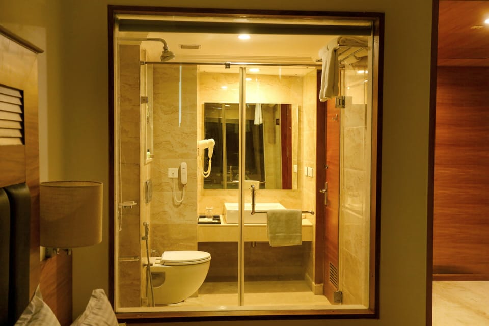 Premium Room | Bathroom | Combined shower/tub, free toiletries, towels