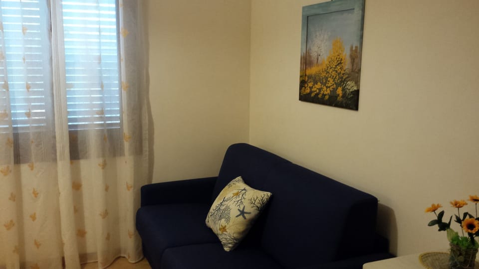 Double Room, Garden View | Minibar, desk, iron/ironing board, free cribs/infant beds