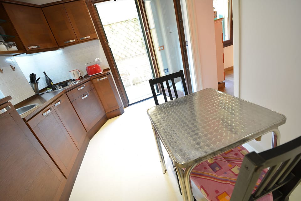 Single Room | In-room dining