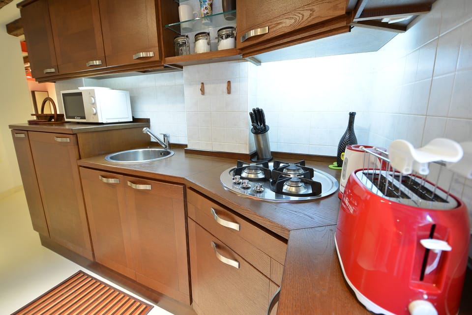 Single Room | Private kitchen | Fridge, microwave, stovetop, toaster