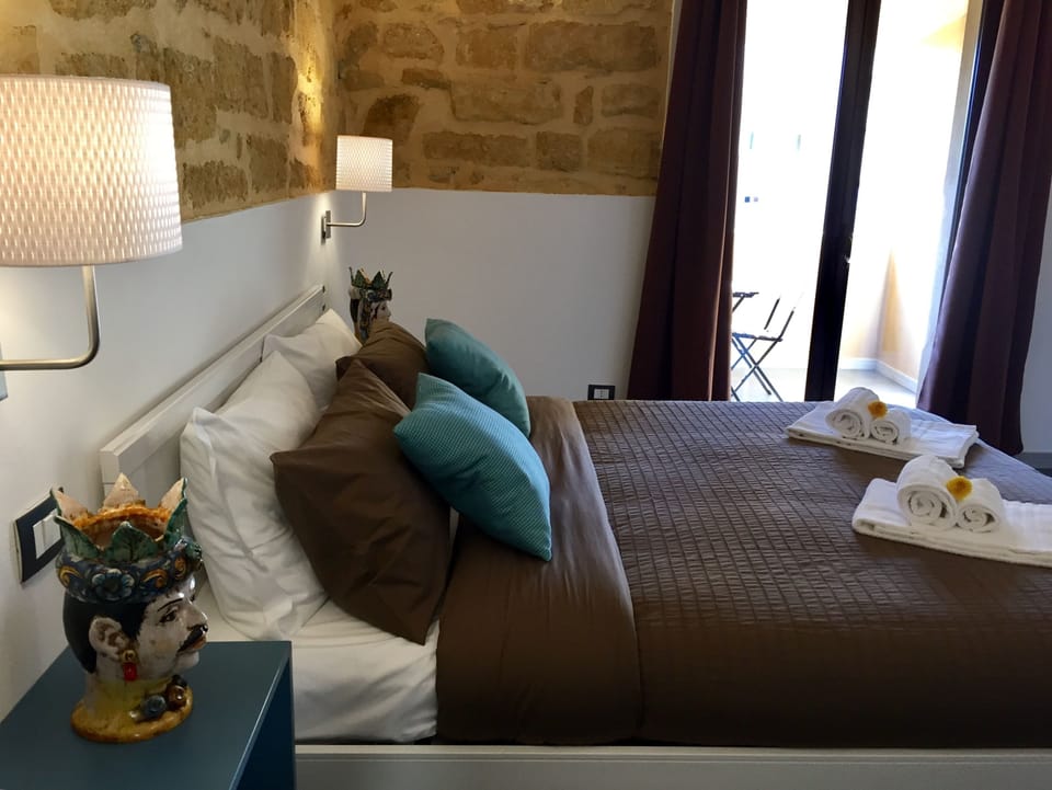 Hypo-allergenic bedding, down comforters, minibar, desk