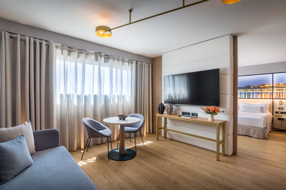 Junior Suite (Deluxe) | Minibar, in-room safe, desk, laptop workspace
