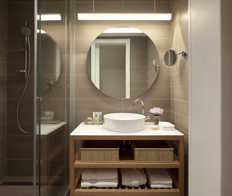 Rainfall showerhead, designer toiletries, hair dryer, towels