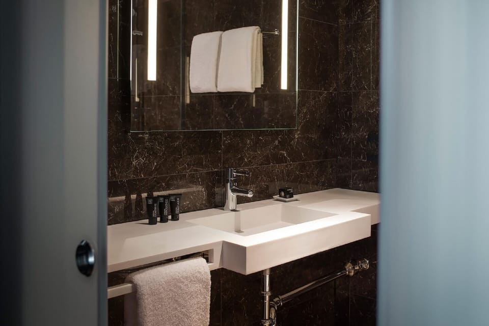 Bathroom sink
