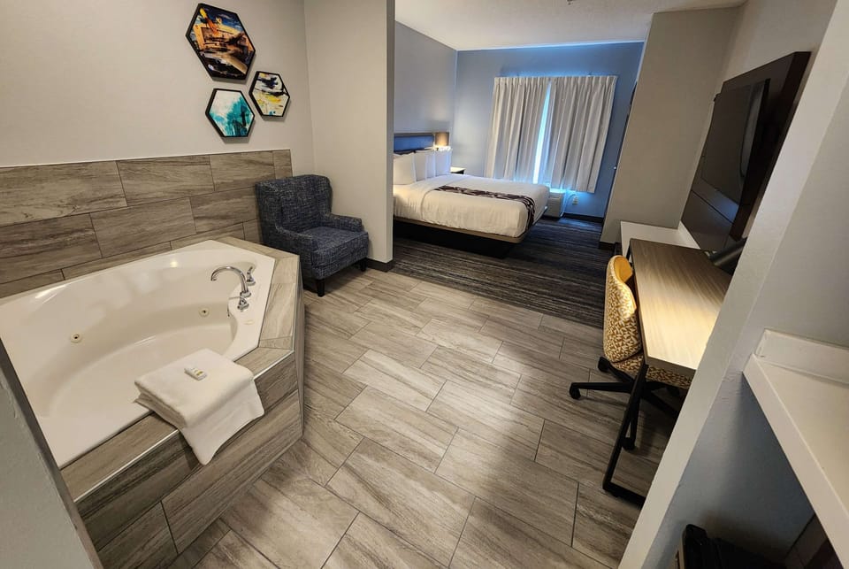 Deluxe Room, 1 King Bed, Non Smoking | Premium bedding, desk, laptop workspace, iron/ironing board