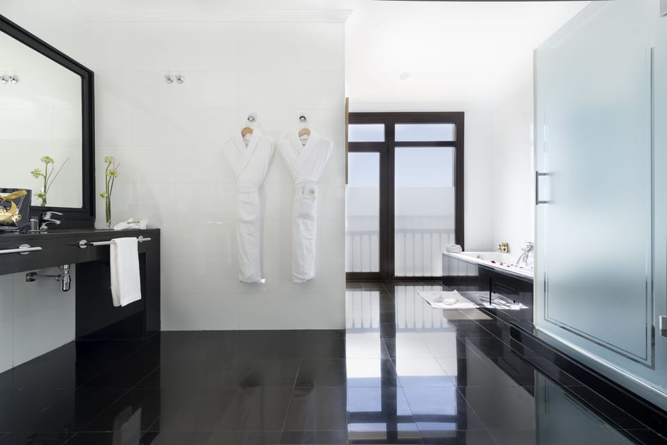 Junior Suite | Minibar, in-room safe, desk, laptop workspace