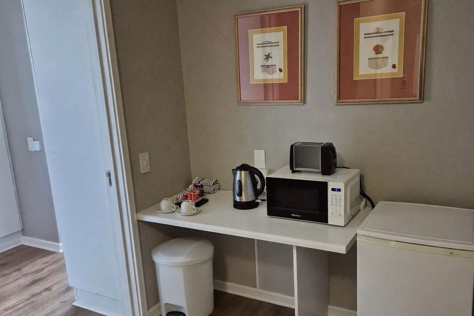 Standard Studio, 1 Queen Bed | Private kitchenette | Microwave, stovetop, coffee/tea maker, electric kettle