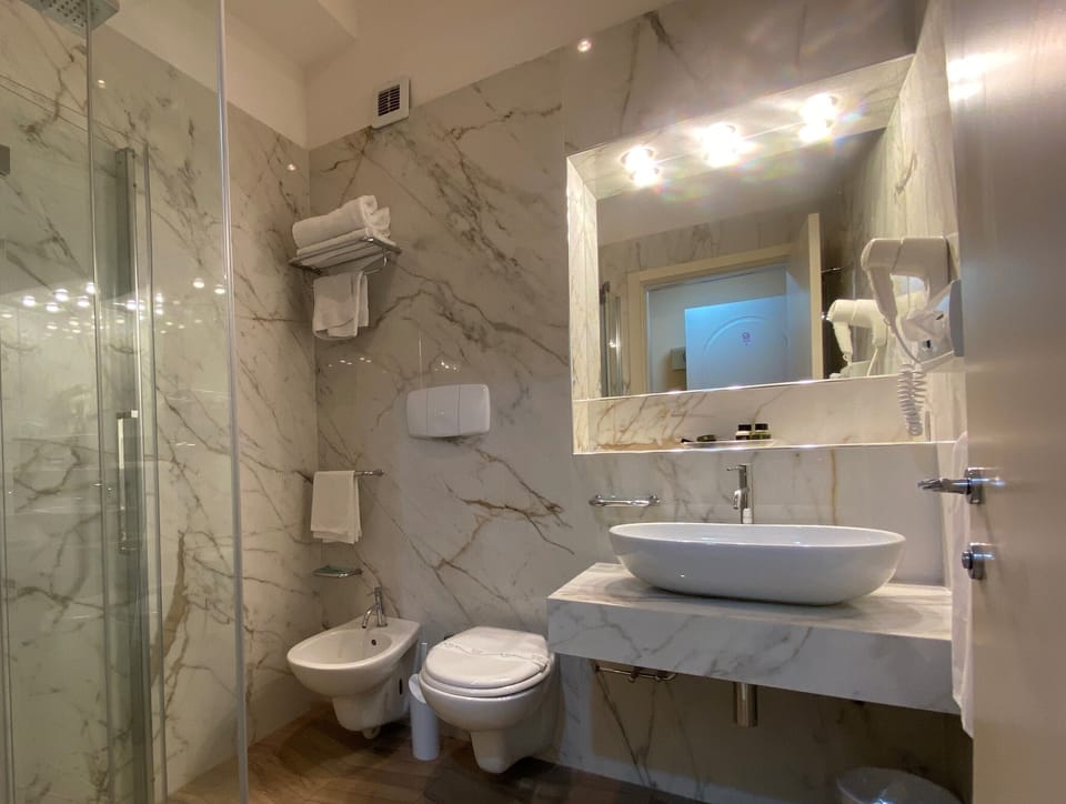 Comfort Double Room, 1 Queen Bed | Bathroom | Shower, hair dryer, towels