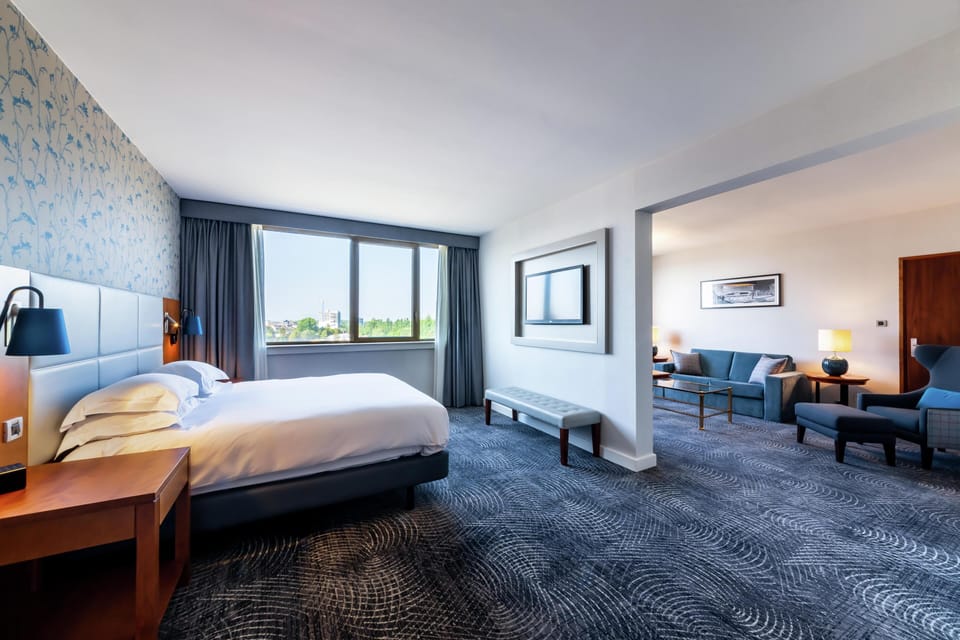Junior Suite, 1 King Bed | Living area | 40-inch TV with satellite channels, pay movies