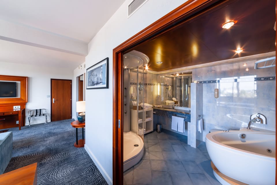 Junior Suite, 1 King Bed | Bathroom | Combined shower/tub, free toiletries, hair dryer, towels