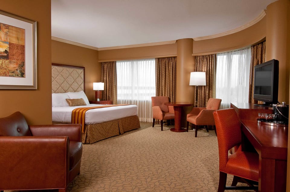 BROOK - Deluxe Room, 1 King Bed | Premium bedding, pillowtop beds, cribs/infant beds, rollaway beds