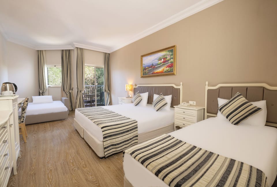 Standard Room Quadrupel | Premium bedding, free minibar, in-room safe, desk