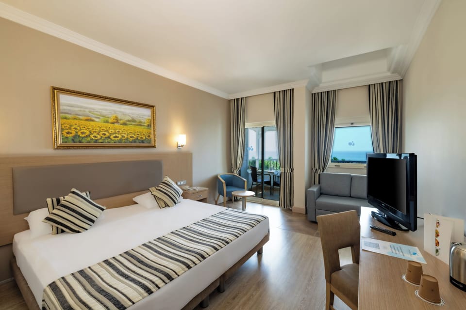 Premium bedding, free minibar, in-room safe, desk
