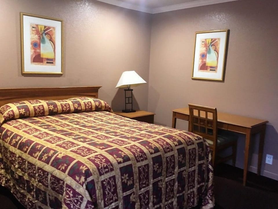 In-room safe, desk, WiFi (free)