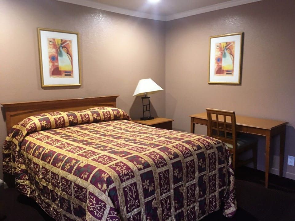 In-room safe, desk, WiFi (free)
